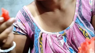 Water mellon housewife Watermelon Bali Bhabi!! Tormuj khiye boudi ke chud lam