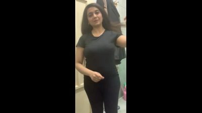 Desi lady showing big boobs