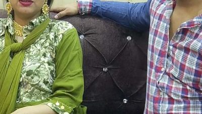 Baap beti sofa par maje me sex karte hue