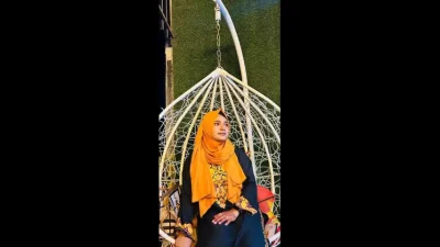 Beautiful Hijabi Mal Showing