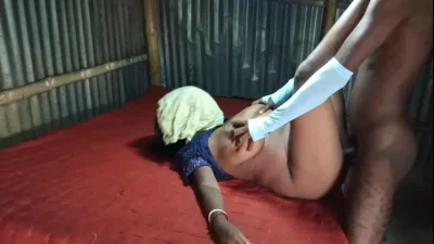 Desi bhabhi ki chuchi pakad ke chudai ki