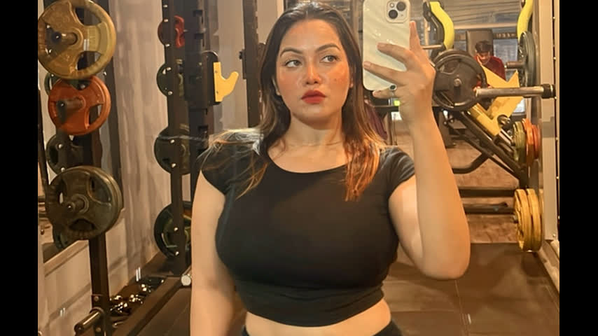 Insta Model Puja Shaw Seducing in Saree and Nipple Slip and Bouncing Titties