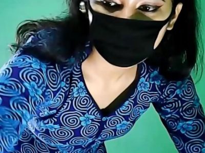 Horny Girl Naseem Showing Navel On Cam Show