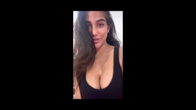 CAPTIVATING SLUTTY BABE POONAM PANDEY DEEP CLEAVAGE DELIBERATE SHOW