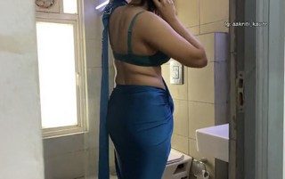 Sexy Sari babe aakriti kaur