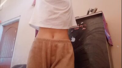 Cute Chick Shows off Her Naked Body