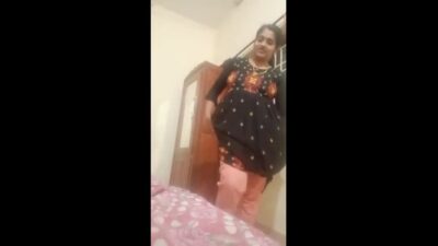 Chubby south bhabhi showing nude