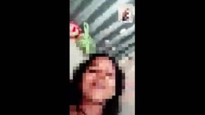 Desi village ki bhabhi apne lover ko video call pe gand aur chut dikha