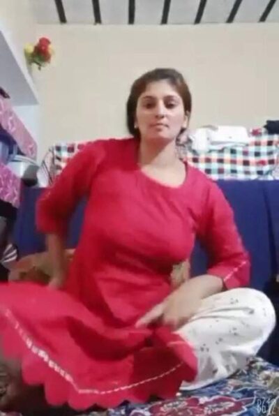 Extremely cute Kashmiri babe indian cute porn fingering pussy