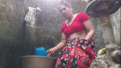 Desi indian bihari wife having bath and saree remove boob show in birth room