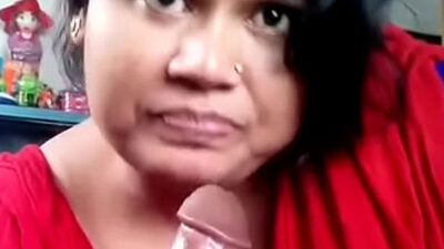 Bengali wife apne husband ko blowjob de rahi hai