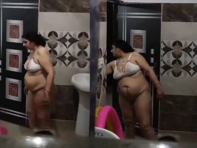 Aunty in bra showing pussy before nude bath MMS