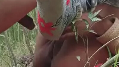 Khet mein outdoor chudai girlfriend ki