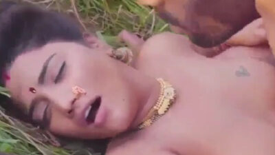 Tractor ke upar dehati village bhabhi ki chudai