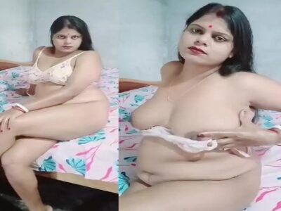 Mature aunty big boobs pressing hottest viral MMS