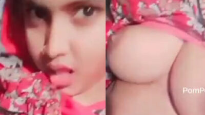 Bengali ladki Shreya apni boobs dabati hui