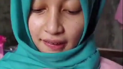 Bhai jaan ka lund hila rahi hai cute Muslim girl