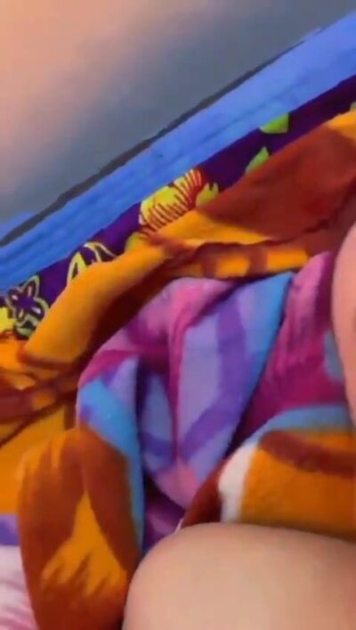 Indian college girl Punam apni shaved chut mein mota lund leti hui