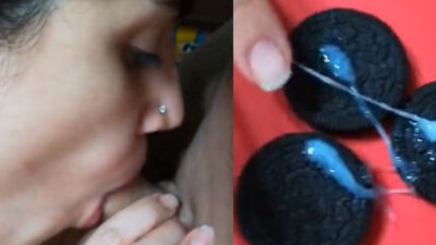Cum wala oreo biscuit kha rahi hai desi girl