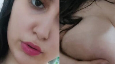 Nude Pakistani girl big boobs daba rahi hai apni