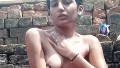 Village girl naha rahi hai puri tarah se nangi hokar