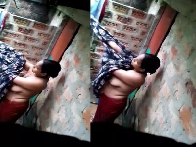 Wet bhabhi changing dress caught after nude bath