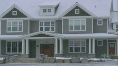 Piękna duża cycki dziewczyna masturbuje się, palcami jej ciasną mokrą cipkę, aż dostaje zbyt krzyczący drżące orgazmy