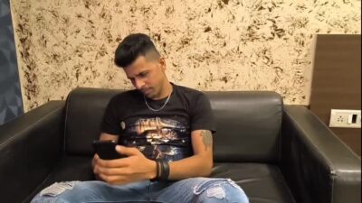 Przyjaciel zadzwonił do swojego przyjaciela i zadzwonił do gorących dziewczyn w hotelu i uprawiał ogromny seks