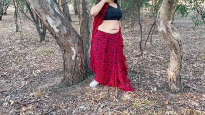 Horny Indian Housewife Cheating with Friend – Giving Deep Throat in Outdoor – Saree Sex(1)