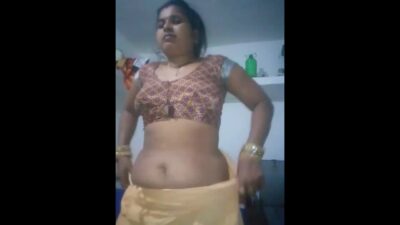 Sexy Bhabhi Removing Saree And Showing Nude