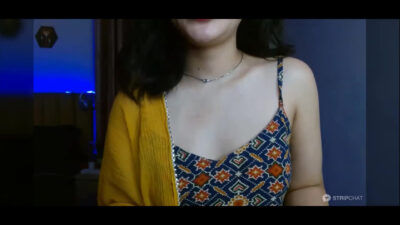 Sexy Girl in Salwar showing her Boobs