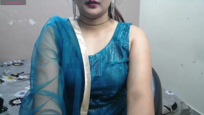 Hottie in Salwar showing perfectly round boobs