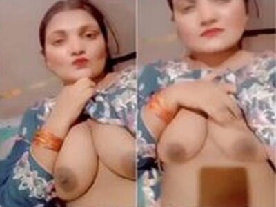 Pakistani lady selfie boobs show to impress her lover