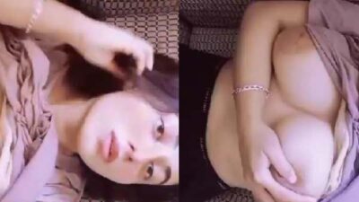 Cute girl boobs daba kar nude selfie leti hui