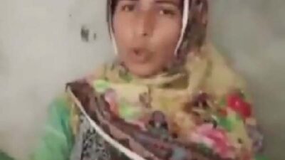 Aapa ne apni chut mein ungli karwa kar blowjob diya