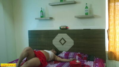 Indian Bengali model bhabhi has XXX sex with Pizza boy! With clear audio