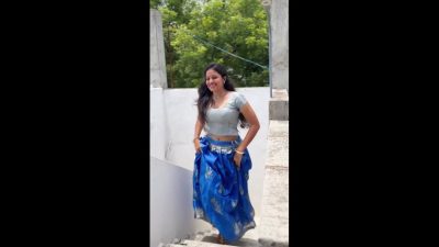 Homely beautiful girl awesome hip navel seducing in saree