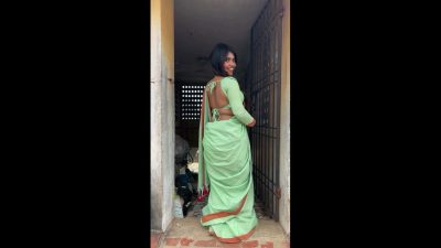 hot Marathi babe sexy navel and tummy in belly chain and green saree