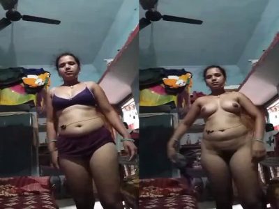 Divorced bhabhi stripping bra and panty viral MMS