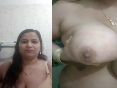 Bhabhi holding milky boobs in Pakistani solo nude clip
