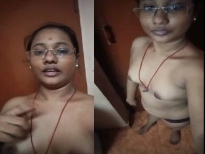 Bhabhi saying love you and showing nude body