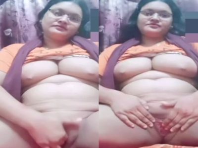 MILF in glasses fingering her horny pussy in nude call