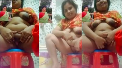 Lady fingers her pussy during an Indian live sex video