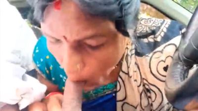 Outdoor Hindi sex video of an aunty sucking a dick in a car