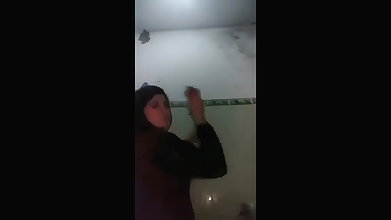 Muslim aunty flaunting her alluring figure