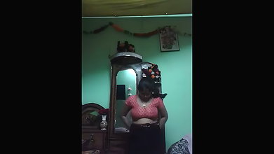 Chachi Showing Her Boobs in Indian Sex MMS