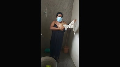 Bhabhi Undress Taking Bath – Indian Sex MMS Scandal