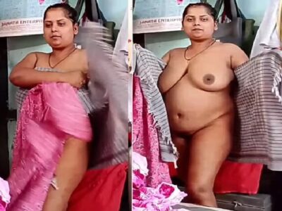 MILF opens towel and shows nude body assets viral MMS